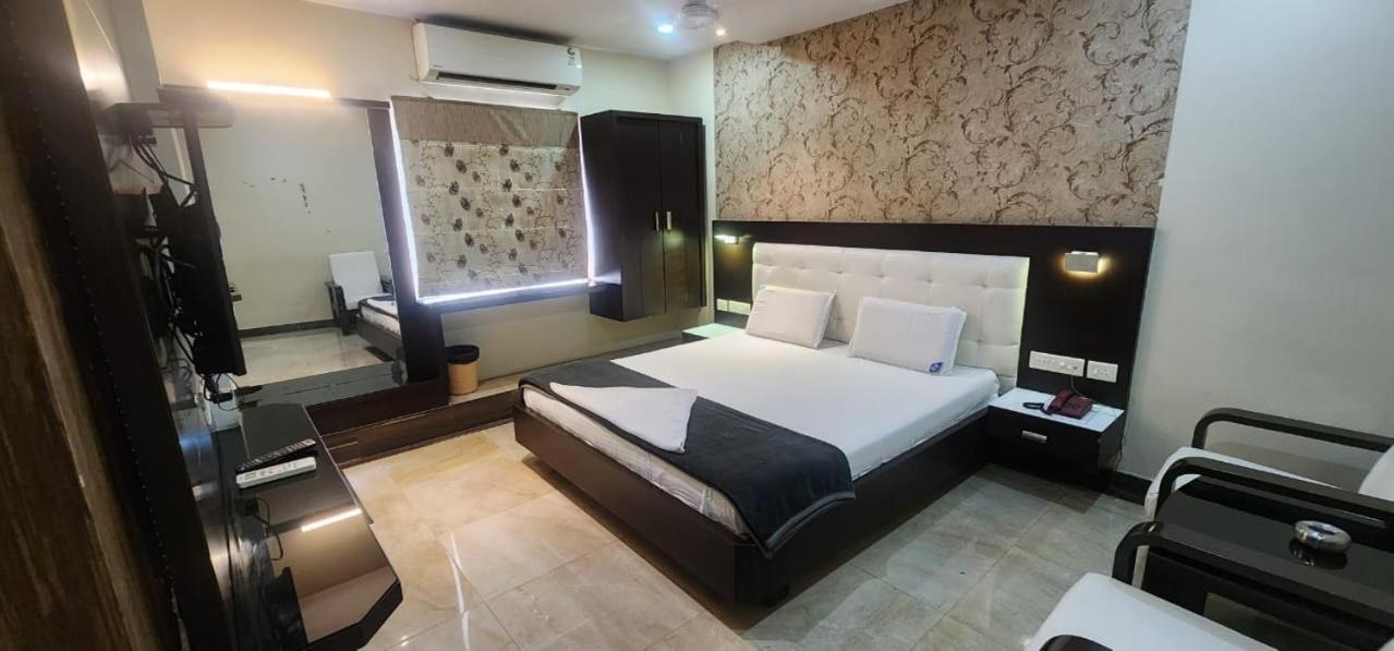 Sri Vijetha Royal Hotell Rājahmundry Exteriör bild