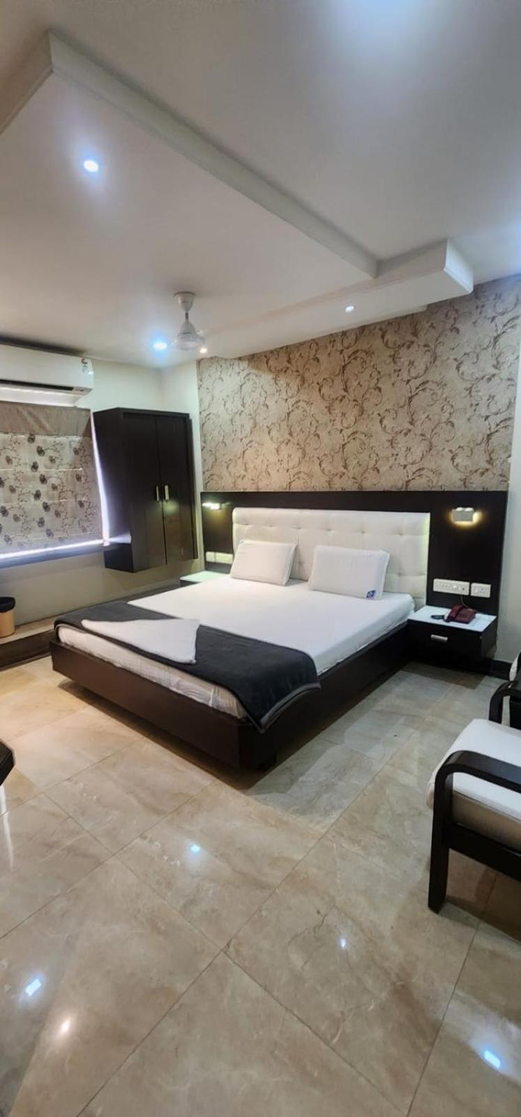 Sri Vijetha Royal Hotell Rājahmundry Exteriör bild