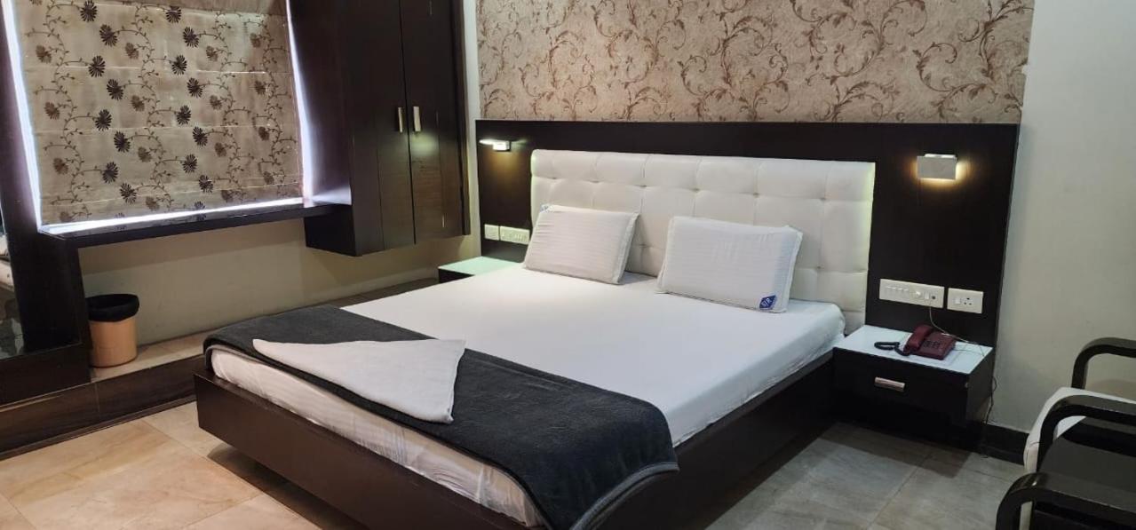 Sri Vijetha Royal Hotell Rājahmundry Exteriör bild
