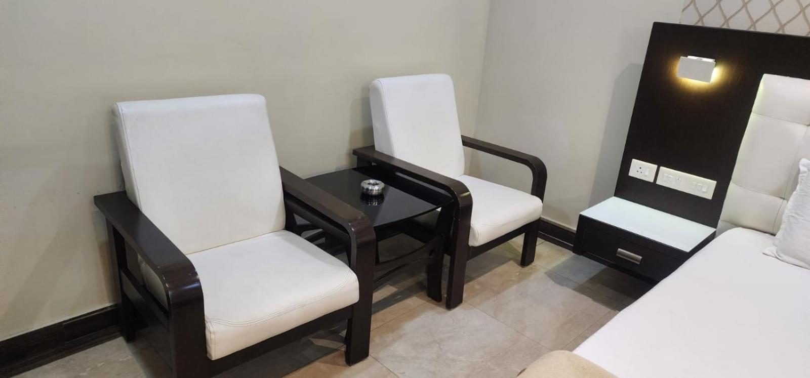 Sri Vijetha Royal Hotell Rājahmundry Exteriör bild