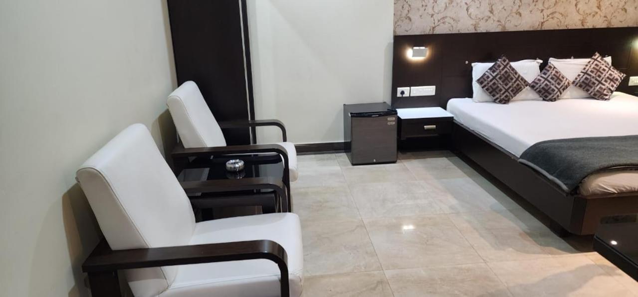 Sri Vijetha Royal Hotell Rājahmundry Exteriör bild