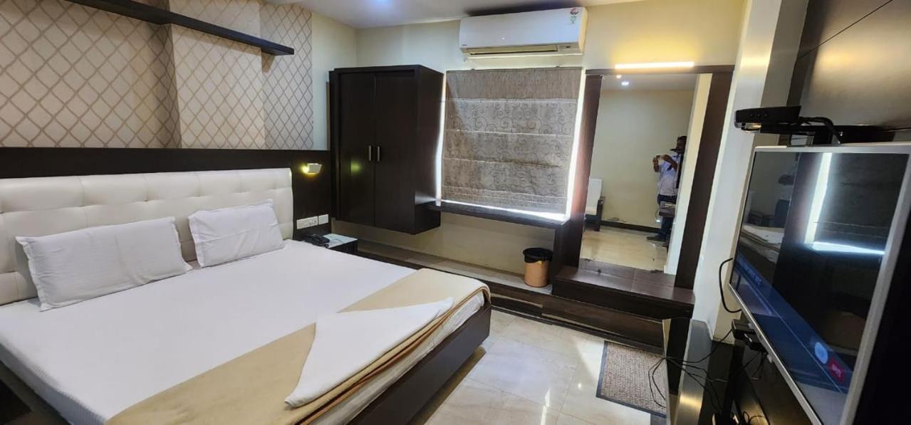 Sri Vijetha Royal Hotell Rājahmundry Exteriör bild